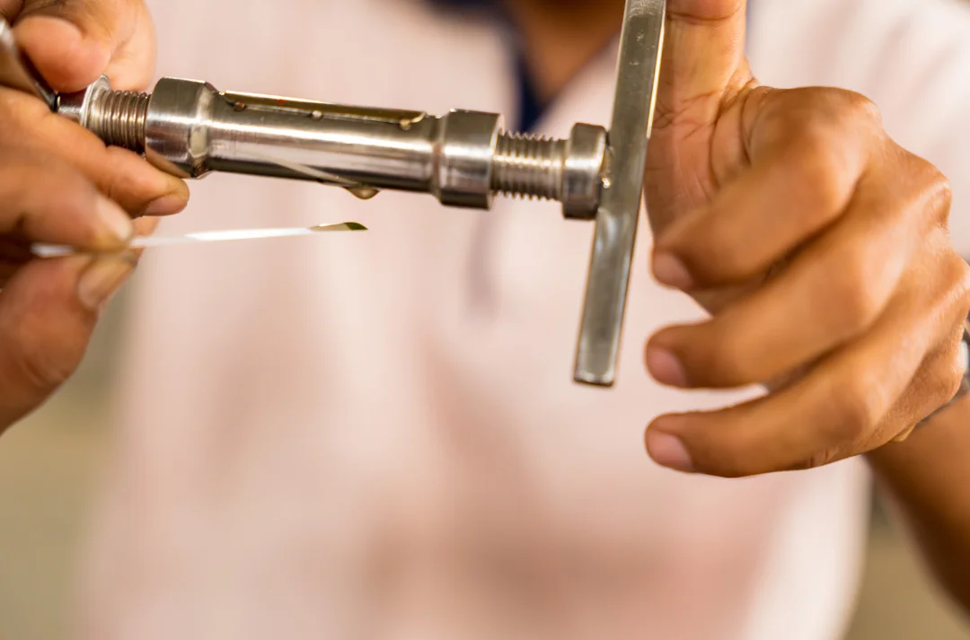 Oil extraction press tool for quality testing